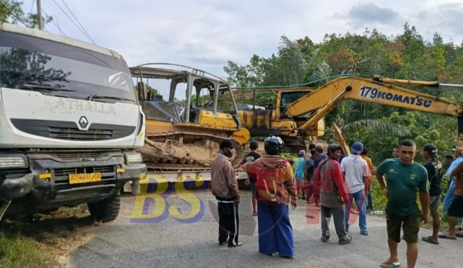 
 Truk Trailer Muatan Berlebih Melintang di Santan Ulu, Jalur Samarinda-Bontang Lumpuh Total