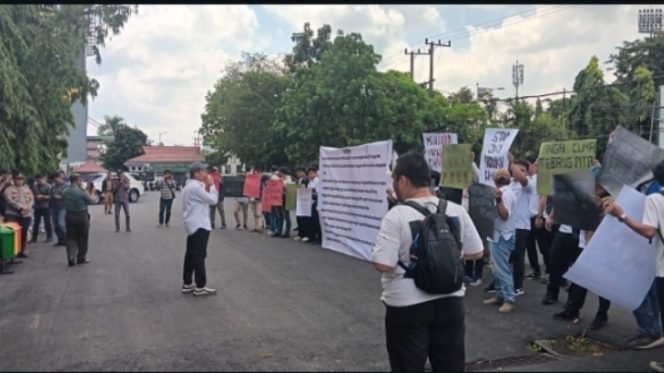 
 Tenaga Bakti Rimbawan Geruduk Kantor Dishut Kaltim Tuntut Kepastian Nasib