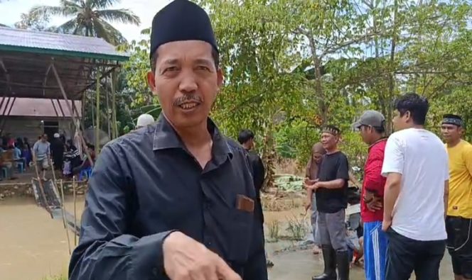 
 ​Tinjau Lokasi Banjir Saat Melayat, Kades Santan Ulu Wacanakan Peningkatan Jalan di RT 01