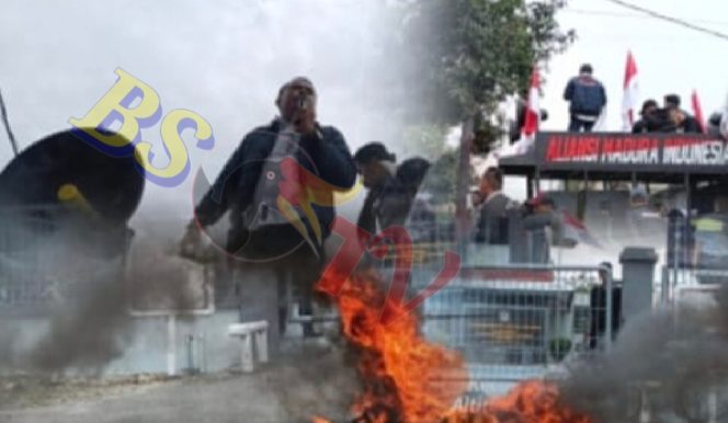 
 Tuntut Tindakan Tegas Terhadap Oknum Petugas, Aliansi Madura Indonesia Demo Kanwil Kemenkumham Jatim