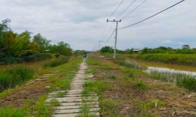 
 Miris! Bertahun-Tahun Terendam Lumpur, Jalan Transmigrasi Sepunggur Bulungan Membahayakan Warga dan Anak Sekolah