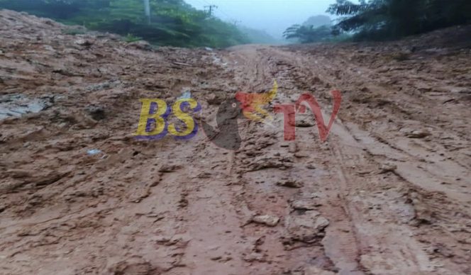 
 Jalan Poros Pangadan–Koubun Kutim Rusak Parah, Diduga Akibat Lalu Lalang Truk Kayu Log