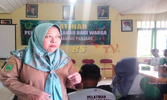 
 Kepala Kampung Rahmawati Pimpin Rapat Pengolahan Kakao di Kelurahan Rantau Panjang, Paparkan Strategi ke Borneo Sinar TV   