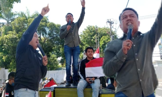 
 Dugaan Sunat Dana Reses, Kantor DPD PAN Surabaya Diserbu Aliansi Madura Indonesia!