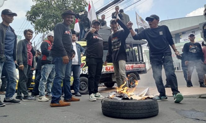 
 AMI Demo Kanwil Ditjenpas Jatim Soal Isu Lapas