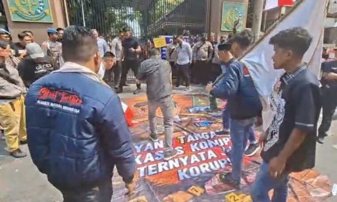 
 Aksi AMI di Kejati Jatim: Lempar Telur ke Spanduk Febrie Adriansyah