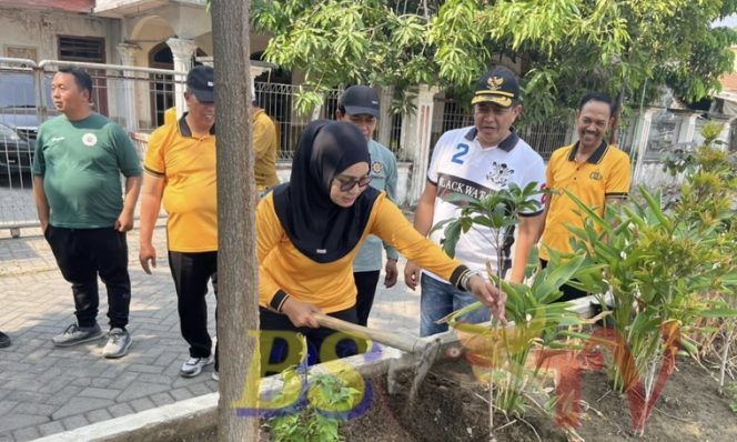 
 Program SAS (Sidoarjo Asri Sejuk) Kapolsek Sedati Bagikan Bibit Pohon Buah di Desa Banjar Kemuning 